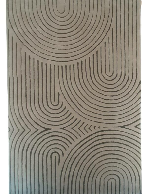 Handtufted rug in 20mm luxurious medium cut-pile with organic line pattern.