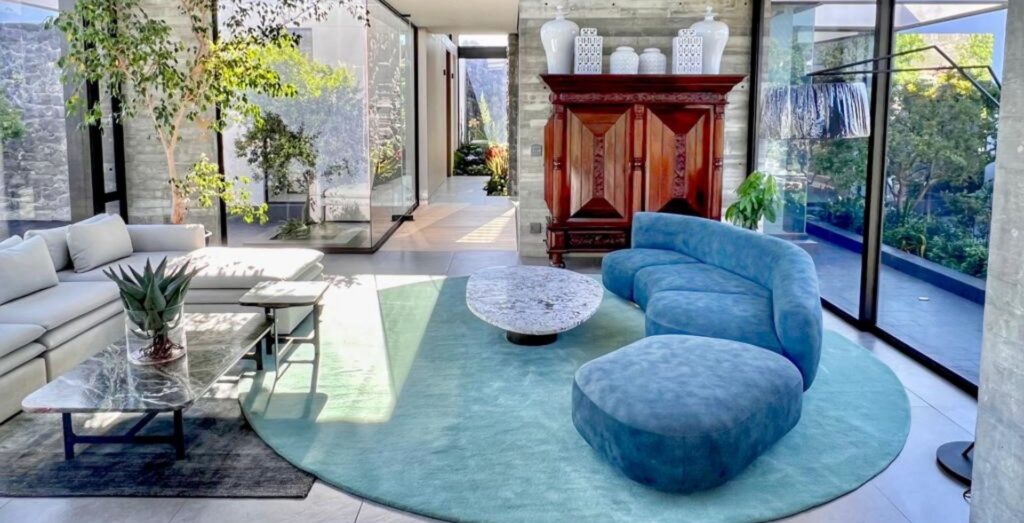 Rugalia About Photo Carousel Handtufted medium-cut pile rug in light blue in a circular shape