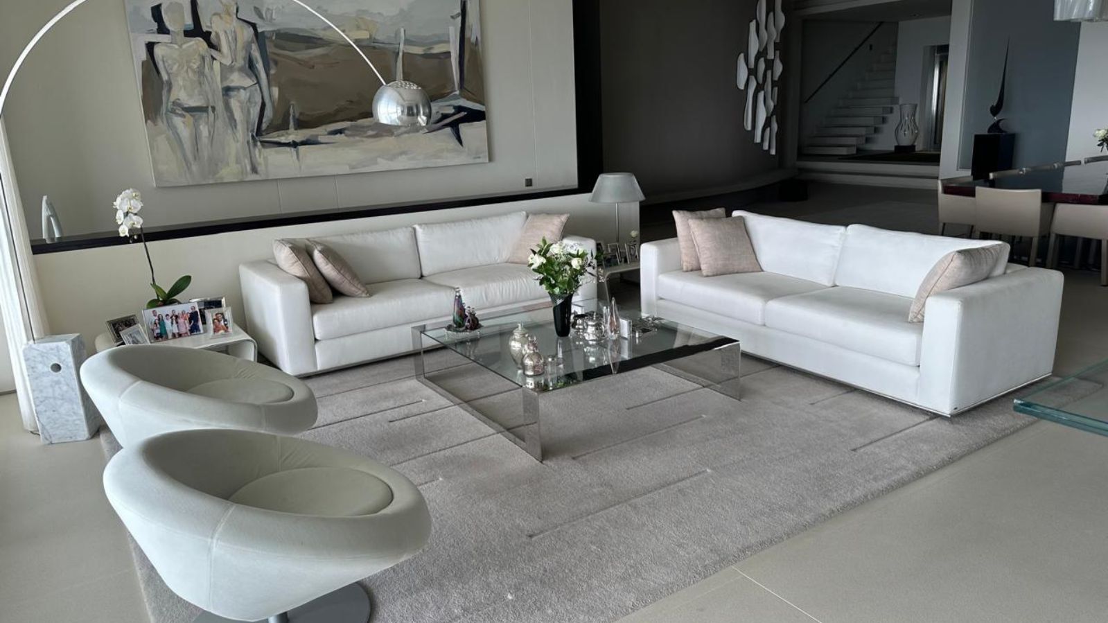 Single colour rug placed with a single colour couch